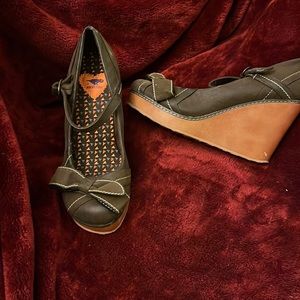 Rocket Dog Brown Mary Jane w/bow on Toe Size 9 Wedge 3-1/2” Heel. Nubuck